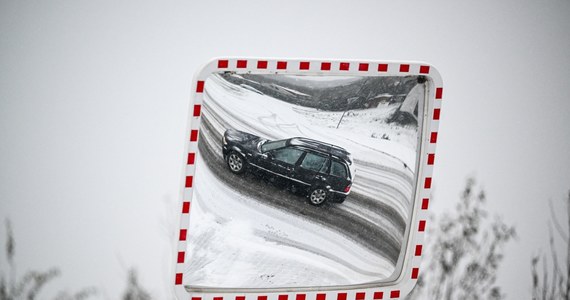 Niż Robin wkracza do Polski. Rządowe Centrum Bezpieczeństwa rozesłało do mieszkańców południowych regionów Polski ostrzeżenia przed intensywnymi opadami śniegu. "Drogi mogą być nieprzejezdne" – czytamy w komunikacie. 