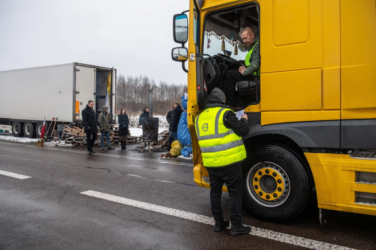 Ministerstwo Odbudowy Ukrainy po spotkaniu z przedstawicielami polskiego Ministerstwa Infrastruktury podało, że obie strony porozumiały się w sprawie kilku działań, które mają załagodzić napiętą sytuację na przejściach granicznych zablokowanych przez polskich przewoźników. Dziś mija 25. dzień od rozpoczęcia protestu transportowców. 