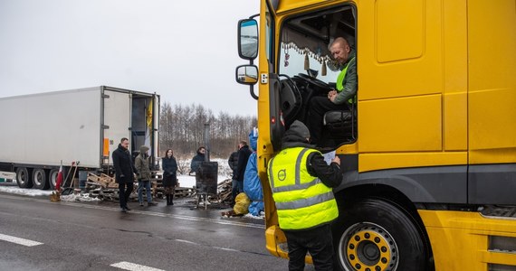 Ministerstwo Odbudowy Ukrainy po spotkaniu z przedstawicielami polskiego Ministerstwa Infrastruktury podało, że obie strony porozumiały się w sprawie kilku działań, które mają załagodzić napiętą sytuację na przejściach granicznych zablokowanych przez polskich przewoźników. Dziś mija 25. dzień od rozpoczęcia protestu transportowców. 