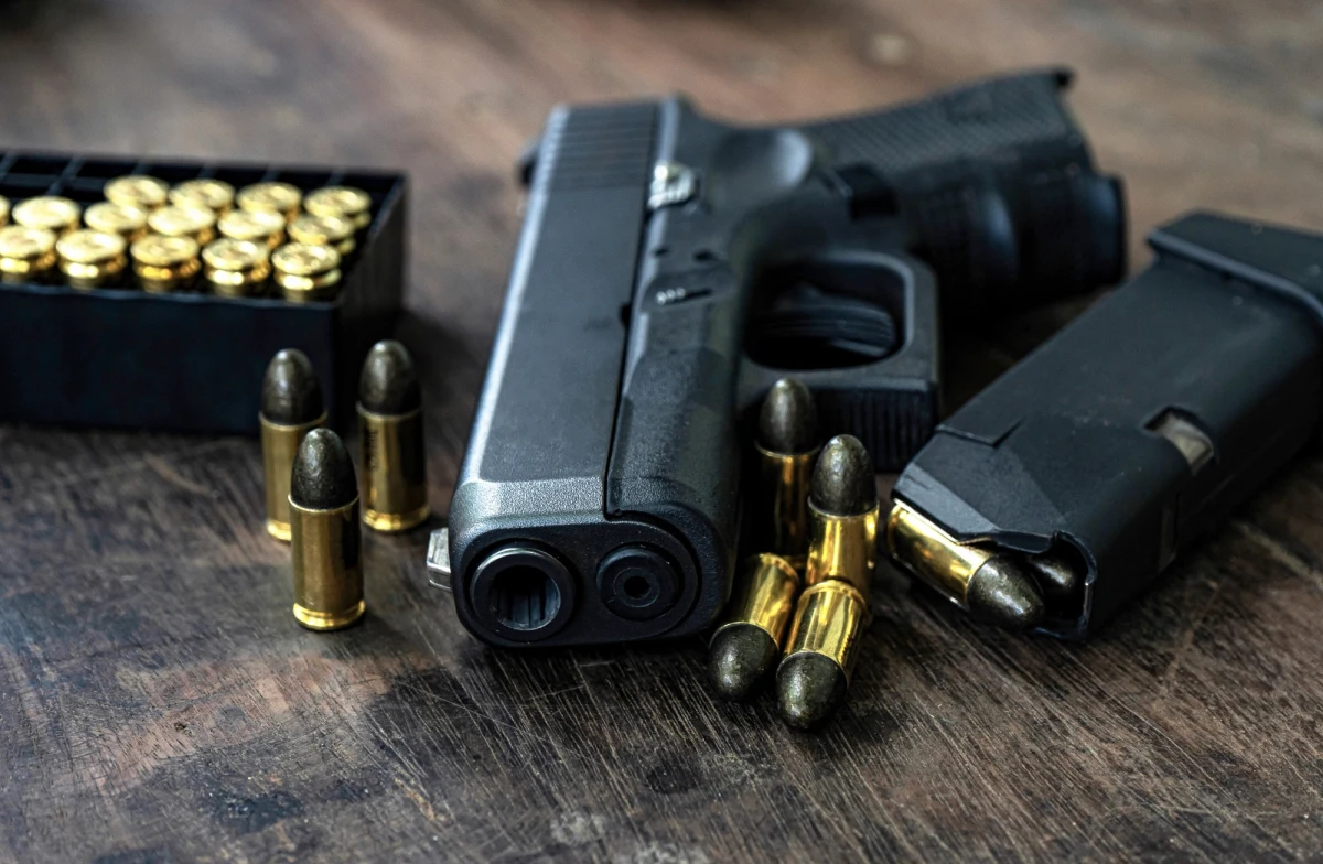 Trzy osoby uniewinnione, jedna uznana za sprawcę i skazana na 15 lat więzienia - taki prawomocny wyrok zapadł przed Sądem Apelacyjnym w Białymstoku w sprawie dotyczącej zabójstwa podczas transakcji nielegalnej sprzedaży broni. Sąd odwoławczy zupełnie zmienił orzeczenie pierwszej instancji.

