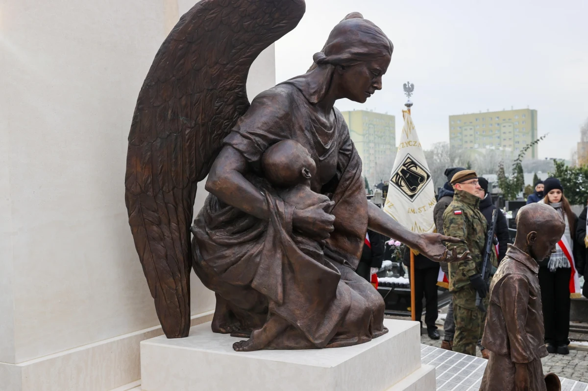 Na cmentarzu św. Wojciecha w Łodzi odsłonięto pomnik Pamięci Dzieci Polskich. Upamiętnia on 500 dzieci, które zginęły w łódzkich obozach utworzonych przez hitlerowców i pochowane zostały w nieoznaczonych miejscach na łódzkich nekropoliach.