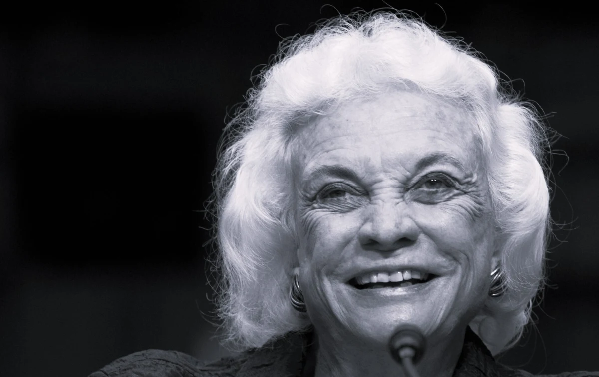 Sandra Day O'Connor, była sędzia Sądu Najwyższego i pierwsza kobieta na tym urzędzie, zmarła w piątek w Phoenix w wieku 93 lat - poinformował Sąd. Nominowana przez Ronalda Reagana konserwatywna prawniczka zasiadała w Sądzie Najwyższym przez 25 lat.