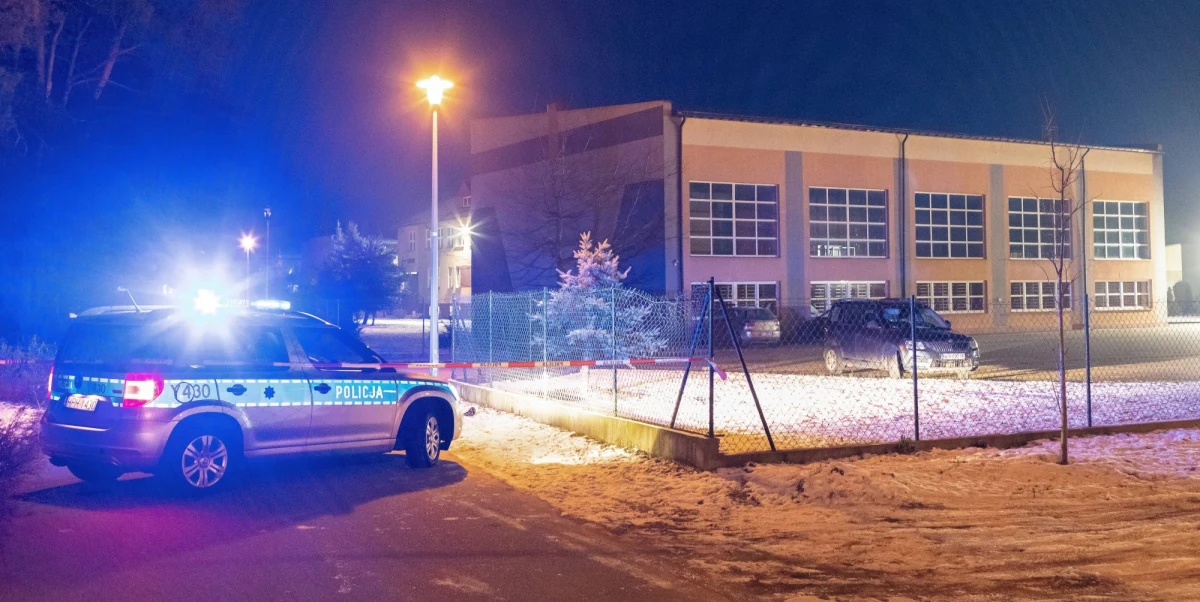 18-letni uczeń, który w szkole w Kadzidle k. Ostrołęki (Mazowieckie) zaatakował nożem troje swoich kolegów, decyzją sądu trafi do aresztu. Albert K. ma postawione zarzuty usiłowania zabójstwa wielu osób, za co grozi mu co najmniej 15 lat pozbawienia wolności, a maksymalnie nawet kara dożywocia.