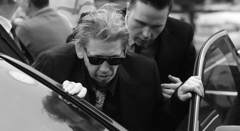 Shane MacGowan, wokalista The Pogues, który przez ostatnie miesiące przebywał w szpitalu, zmarł 30 listopada w wieku 65 lat. Po śmierci muzyka głos publicznie zabrała jego żona, która pożegnała go we wzruszający sposób. 