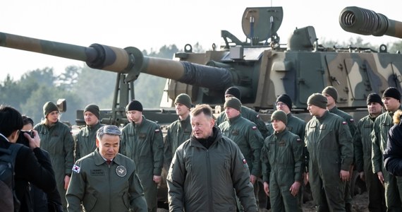 Wyciągamy wnioski z wojny na Ukrainie, modernizujemy wojska rakietowe i artylerię; w piątek zawarto kolejną umowę wykonawczą na pozyskanie 6 haubic samobieżnych K9A1 oraz 146 w wersji K9PL wraz z pakietem szkoleniowym, logistycznym i zapasem amunicji - przekazał szef MON Mariusz Błaszczak.
