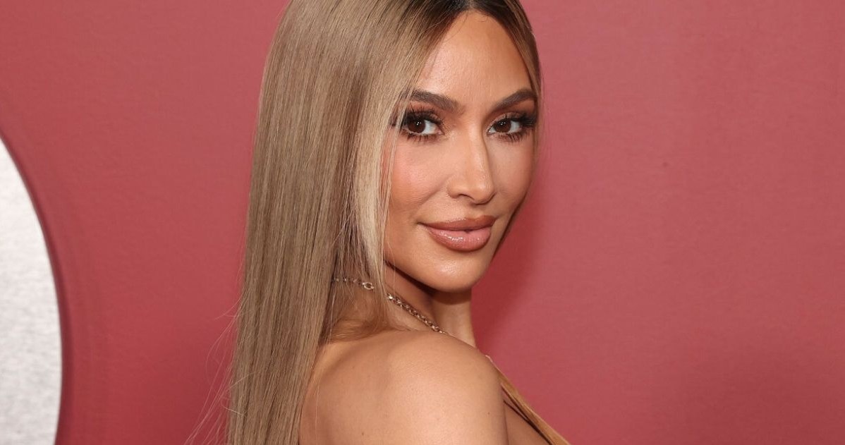 Kardashian, uwielbia, bawić, modą, 43letnia, gwiazda, potrafi, zaskoczyć, stylizacją, wyjątkową, sesją, zdjęciową, było, razem,  Gwiazda zaskoczyła zdjęciem w ślubnym gorsecie. Co za sylwetka