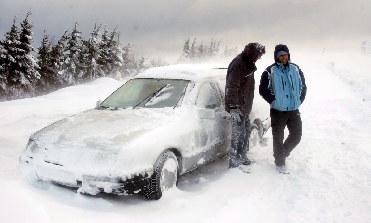 ​W Czechach spadło kilkadziesiąt centymetrów nowego śniegu. Policja i służby drogowe informują o wypadkach drogowych blokujących główne szlaki komunikacyjne. Są przerwy w dostawach prądu, a władze samorządowe na południu kraju ogłosiły stan klęski żywiołowej.