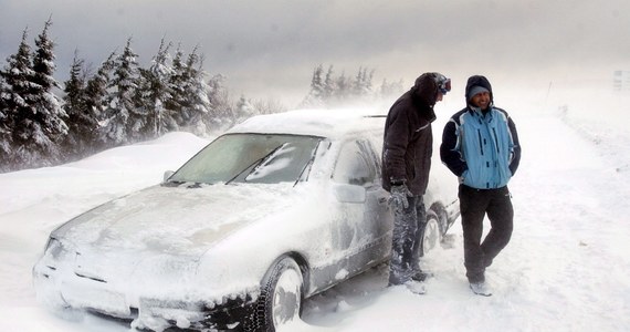 ​W Czechach spadło kilkadziesiąt centymetrów nowego śniegu. Policja i służby drogowe informują o wypadkach drogowych blokujących główne szlaki komunikacyjne. Są przerwy w dostawach prądu, a władze samorządowe na południu kraju ogłosiły stan klęski żywiołowej.