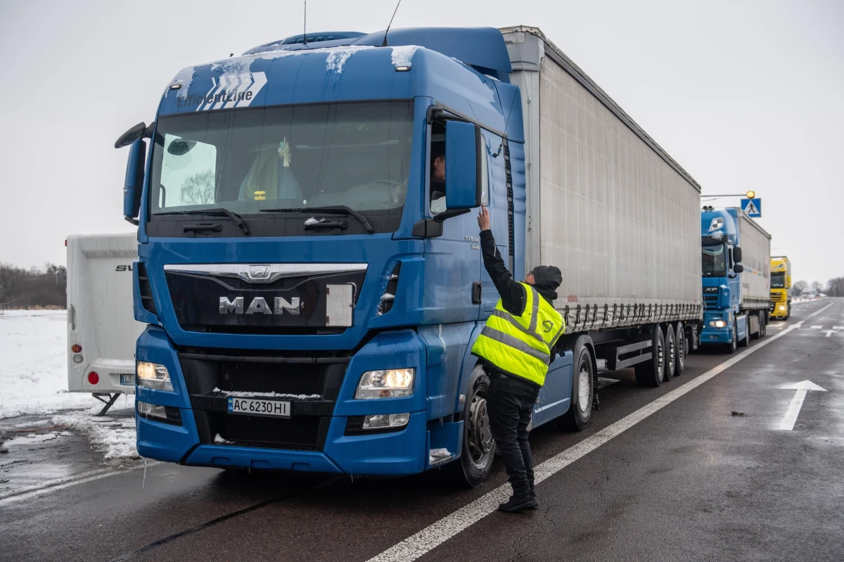 „Straż graniczna wystąpiła do strony ukraińskiej z pismem, w którym proponujemy otwarcie dodatkowego pasa dla przewoźników, jeśli chodzi o transport pusty z Ukrainy. To będzie przejście w Dołhobyczowie”  - poinformował w sobotę wiceminister spraw wewnętrznych i administracji Bartosz Grodecki.