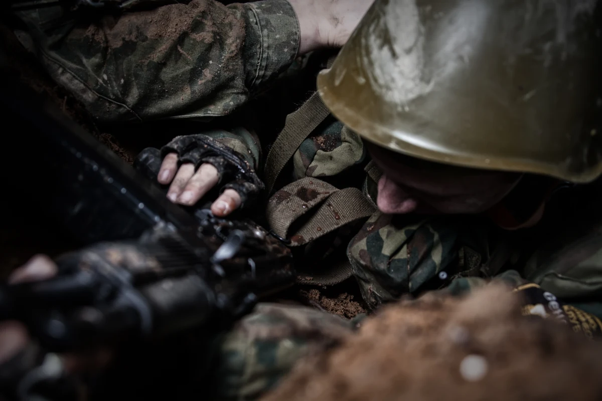 Do pozostawiania swoich rannych towarzyszy na polu bitwy namawiają rosyjskich żołnierzy ich przełożeni. Takie informacje przekazała grupa walczących w Ukrainie Rosjan na nagraniu opublikowanym na Telegramie - podaje portal newsweek.com.