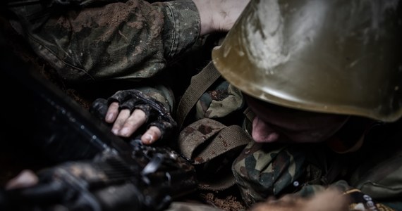 Do pozostawiania swoich rannych towarzyszy na polu bitwy namawiają rosyjskich żołnierzy ich przełożeni. Takie informacje przekazała grupa walczących w Ukrainie Rosjan na nagraniu opublikowanym na Telegramie - podaje portal newsweek.com.