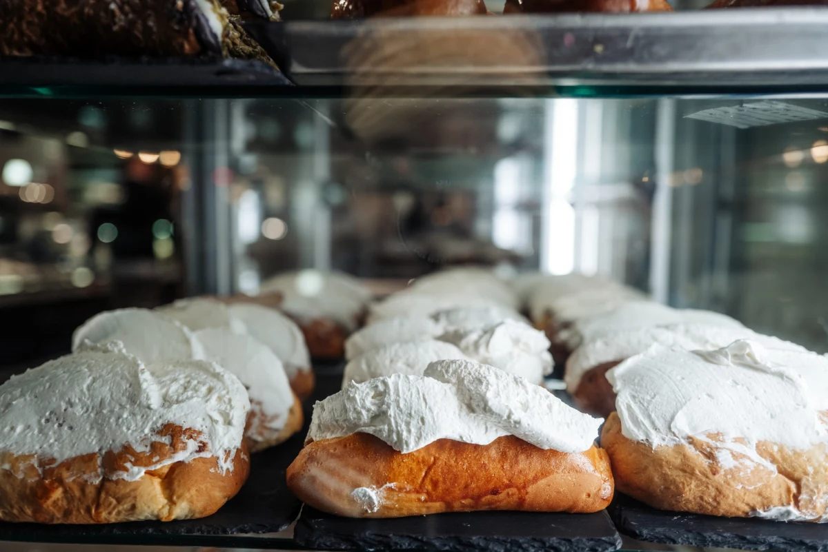 ​W Rzymie obchodzony jest w sobotę Dzień Maritozzo. To jeden z najsłynniejszych tradycyjnych słodkich przysmaków Wiecznego Miasta, który sięga czasów starożytności. Jest to przekrojona miękka bułeczka wypełniona dużą ilością bitej śmietany.