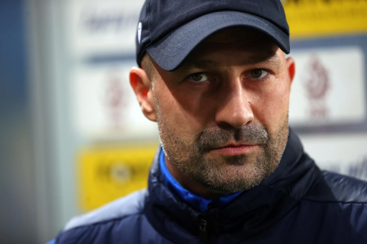 ​Radosław Sobolewski nie będzie dłużej trenerem piłkarzy Wisły Kraków. Prezes klubu Jarosław Królewski przyjął złożoną przez niego w sobotę dymisję.