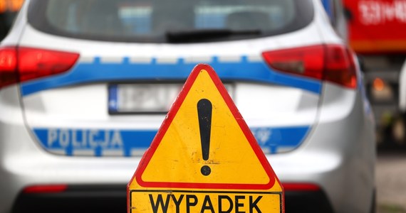 Trzy osoby, w tym dwoje dzieci, trafiły do szpitala po tym, jak ​samochód osobowy dachował na poboczu drogi wojewódzkiej 751 w Bodzentynie (Świętokrzyskie). 