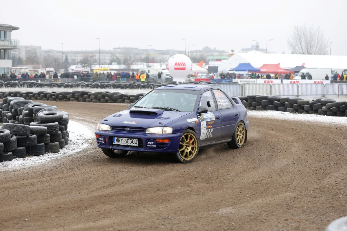 ​Mikołaj Marczyk z pilotem Szymonem Gospodarczykiem (Skoda Fabia RS Rally2) wygrali w Warszawie 61. Rajd Barbórka, imprezę, która tradycyjnie kończy w kraju sezon sportów motorowych. To ich druga wygrana z rzędu w tej imprezie. Później Marczyk wygrał Kryterium Karowa.