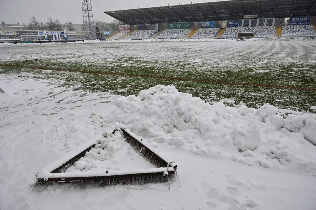 Nagły atak zimy w Polsce sparaliżował rozgrywki piłkarskiej ekstraklasy. Z powodu intensywnych opadów śniegu w sobotę odwołano mecz w Mielcu. Po południu rozpoczęło się spotkanie w Gliwicach, ale jeszcze w pierwszej połowie zostało przerwane i odwołane. Nie rozegrano też niektórych spotkań w niższych ligach.