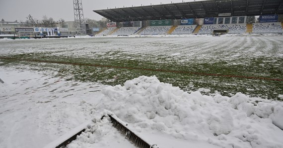 Nagły atak zimy w Polsce sparaliżował rozgrywki piłkarskiej ekstraklasy. Z powodu intensywnych opadów śniegu w sobotę odwołano mecz w Mielcu. Po południu rozpoczęło się spotkanie w Gliwicach, ale jeszcze w pierwszej połowie zostało przerwane i odwołane. Nie rozegrano też niektórych spotkań w niższych ligach.