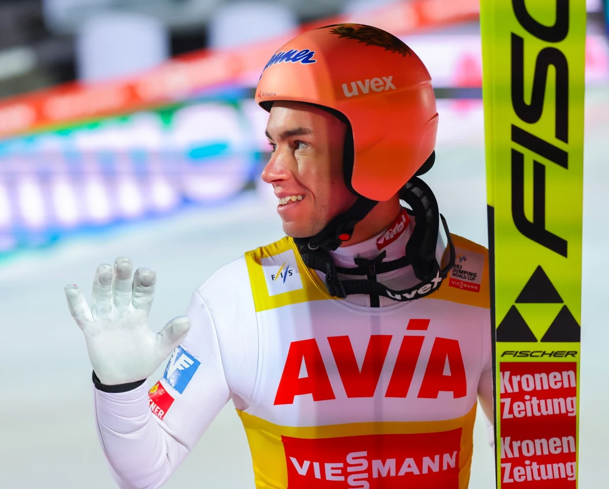 Stefan Kraft odniósł 33. zwycięstwo w karierze i już trzecie podczas tego sezonu. Austriak dominuje w Pucharze Świata. Dziś triumfował w Lillehammer. Na podium znaleźli się także Andreas Wellinger i Daniel Tschofenig. Najlepszy z Polaków Paweł Wąsek był 23. Pucharowe punkty zdobyli także Piotr Żyła i Kamil Stoch.