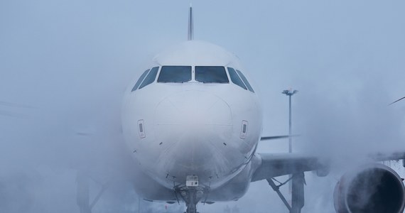Z powodu trudnych warunków atmosferycznych w sobotę na dwie godziny wstrzymane zostały operacje lotnicze w Międzynarodowym Porcie Kraków-Balice. Atak zimy w Europie spowodował, że na podkrakowskim lotnisku odwołano kilkadziesiąt lotów.