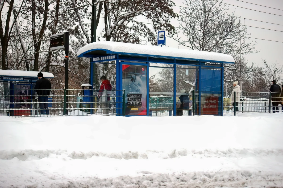 ​Mocno opóźnione autobusy, nie kursujące na niektórych odcinkach tramwaje to sobotni krajobraz w Krakowie, gdzie od nocy wciąż intensywnie pada śnieg. Cały sprzęt odśnieżający, jaki ma do dyspozycji Miejskie Przedsiębiorstwo Oczyszczania w Krakowie pracuje na ulicach miasta. Wyjechało 265 pługów i solarek - przekazał rano magistrat.