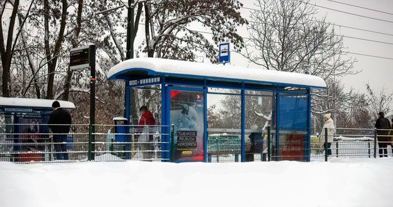 ​Mocno opóźnione autobusy, nie kursujące na niektórych odcinkach tramwaje to sobotni krajobraz w Krakowie, gdzie od nocy wciąż intensywnie pada śnieg. Cały sprzęt odśnieżający, jaki ma do dyspozycji Miejskie Przedsiębiorstwo Oczyszczania w Krakowie pracuje na ulicach miasta. Wyjechało 265 pługów i solarek - przekazał rano magistrat.