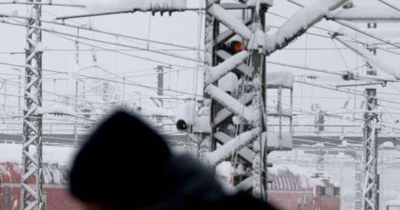 Marznące opady śniegu z deszczem doprowadziły w sobotę wieczorem do paraliżu ruchu na trasach kolejowych Podkarpacia. Przyczyną było oblodzenia trakcji, które spowodowało, że pociągi utknęły w trasie albo na stacjach kolejowych.  