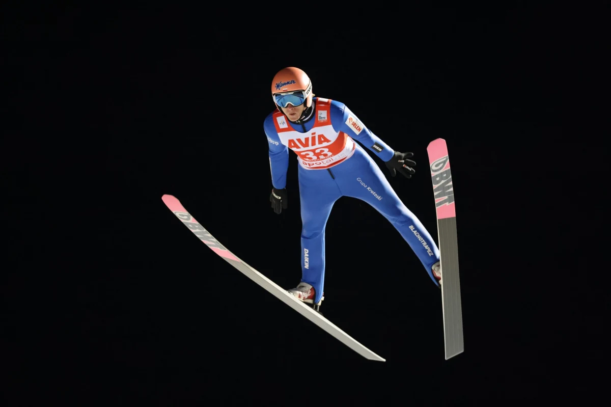 Po południu skoczkowie narciarscy wystartują w drugim konkursie Pucharu Świata w norweskim Lillehammer. Faworytem jest niepokonany w tym sezonie Austriak Stefan Kraft, który będzie walczyć o czwarte z rzędu zwycięstwo.