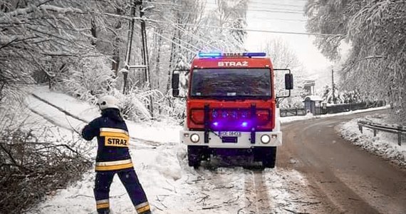 Po śnieżycy, jaka przeszła na Podkarpaciu, miejscami leży nawet pół metra śniegu – tak jest na przykład w Bieszczadach. W innych częściach regionu to około 30 centymetrów. Śnieg sprawił, że 7600 odbiorców nie ma prądu. 