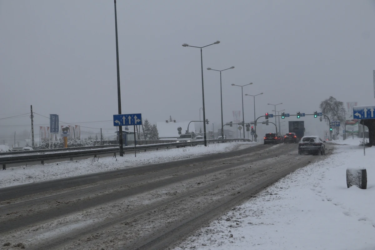 Opady śniegu nadal dają się we znaki kierowcom w Małopolsce. Na wielu odcinkach dróg leży błoto pośniegowe. W samym Krakowie są problemy z komunikacją z powodu zasypanych śniegiem torowisk i rozjazdów. 
