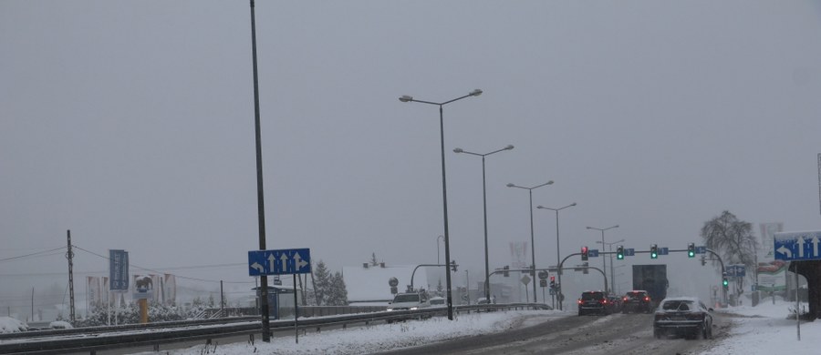 Opady śniegu nadal dają się we znaki kierowcom w Małopolsce. Na wielu odcinkach dróg leży błoto pośniegowe. W samym Krakowie są problemy z komunikacją z powodu zasypanych śniegiem torowisk i rozjazdów. 