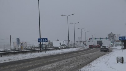 Trudne warunki na drogach Małopolski. W Krakowie śnieg zasypał torowiska