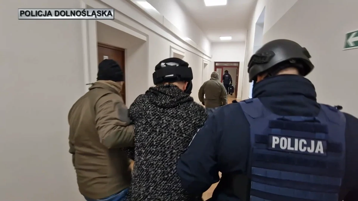 Mają po 47 lat i wieloletnie doświadczenie w policji. Z ranami postrzałowymi przebywają w szpitalu, gdzie lekarze walczą o ich życie. Wiemy coraz więcej o funkcjonariuszach, do których w piątek we Wrocławiu strzelał Maksymilian F. 