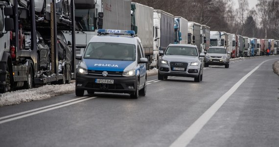 Około 870 tirów czeka w ok. 8-dniowej kolejce na wyjazd z kraju przez przejście z Ukrainą w Hrebennem (Lubelskie) – podała w niedzielę Izba Administracji Skarbowej w Lublinie. Kolejka liczy ok. 65 km i sięga do Chomęcisk. Na przejściu w Hrebennem trwa protest przewoźników.