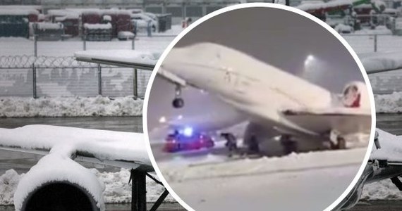 Samolot, który miał zawieźć pasażerów na szczyt klimatyczny w Dubaju, zamarzł na płycie lotniska w Monachium. Praca portu została wznowiona w niedzielę rano, wczoraj lotnisko było zamknięte na skutek ataku zimy.