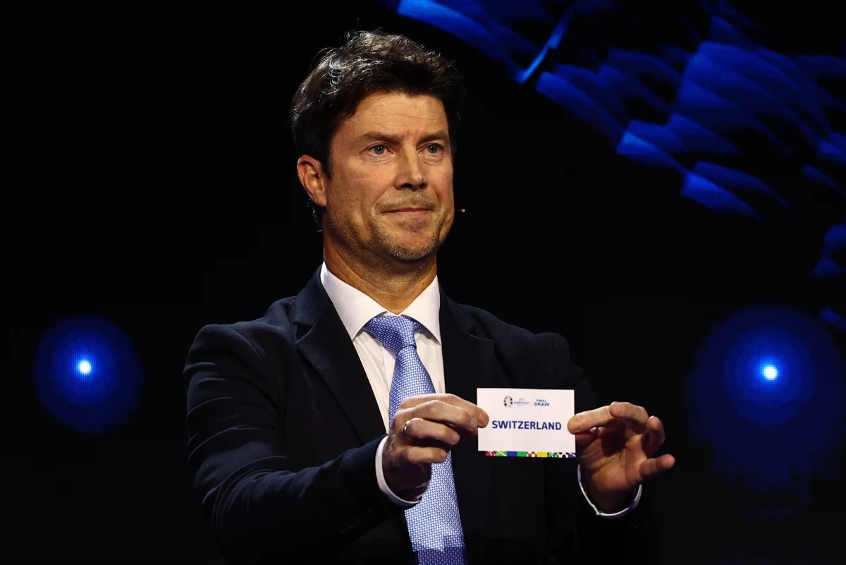 Ceremonia losowania grup Euro 2024 nie potoczyła się tak, jak chciałaby UEFA. Wydarzenie zostało kilkukrotnie zakłócone przez dźwięki rodem z filmu pornograficznego. Żart z Unii Europejskich Związków Piłkarskich zrobił sobie youtuber.