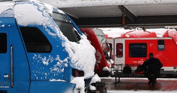 W listopadzie tylko około połowa pociągów dotarła do celu według rozkładu – podał portal „Welt”, dodając, że Deutsche Bahn (DB) jest znane z niepunktualności, teraz jednak osiągnęła najgorszy wynik od ośmiu lat. 