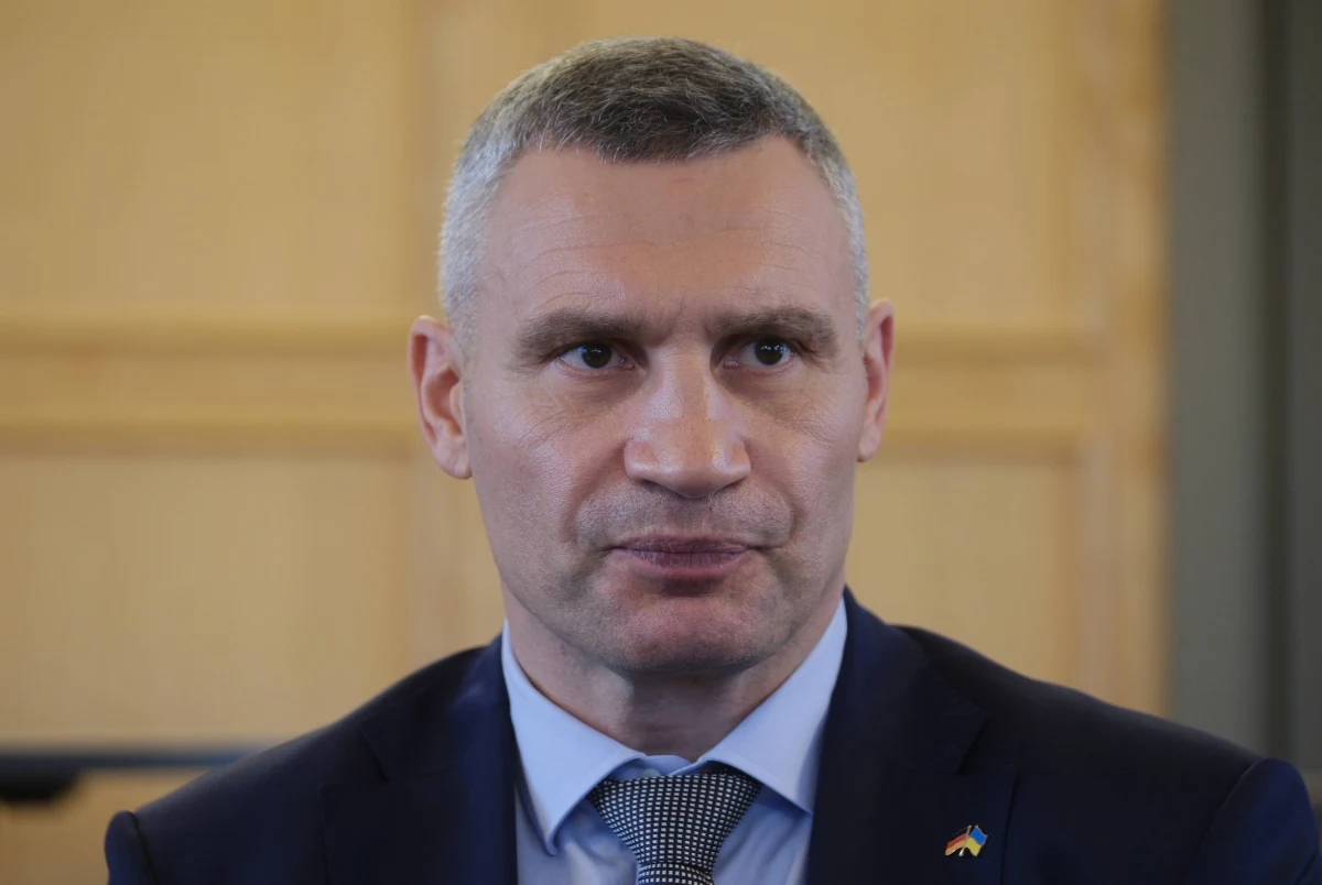 "Spadek popularności Wołodymyra Zełenskiego nie jest zaskoczeniem, ponieważ popełnił błędy" - ocenił w wywiadzie dla szwajcarskiego portalu 20 Minuten mer Kijowa Witalij Kliczko.