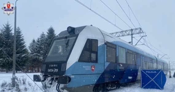 Nie żyje 64-letni pracownik kolei potrącony przez pociąg osobowy w Jaszczowie (Lubelskie), a inny z mężczyzn trafił do szpitala. Ze wstępnych informacji wynika, że trzej pracownicy odśnieżali tam tory kolejowe. 