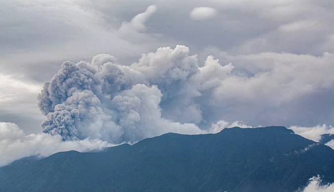 Erupcja wulkanu w Indonezji. Trzeci stopień alarmowy