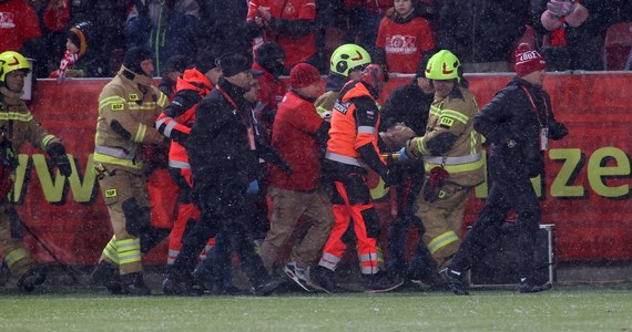 ​Nie żyje kibic łódzkiego Widzewa, który zasłabł podczas sobotniego meczu w Łodzi z Radomiakiem. "Widzew Łódź łączy się w bólu z rodziną zmarłego kibica, który posiadał karnet na mecze i wspierał nasz zespół od lat" - podkreśliły władze klubu.