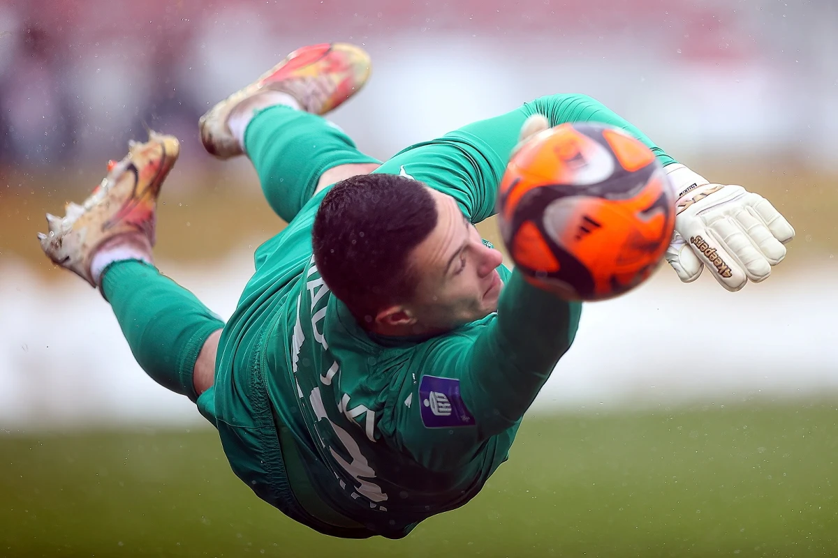 Po niezwykle emocjonującym spotkaniu Cracovia zremisowała 4:4 (1:2) z Ruchem Chorzów w piłkarskiej ekstraklasie. Ruch tym samym przedłużył do 15 serię meczów bez zwycięstwa. Cracovia natomiast nie wygrała ośmiu kolejnych spotkań.