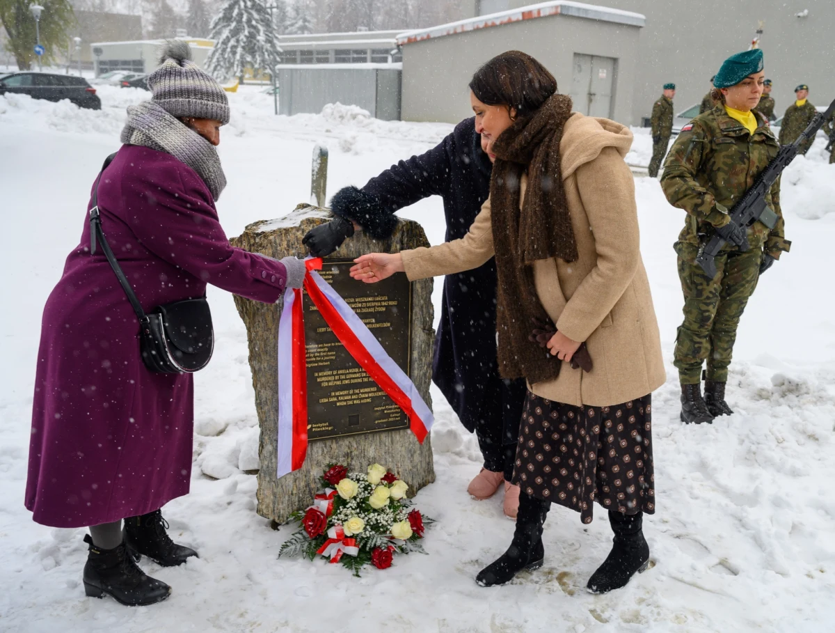 Aniela Nizioł, zamordowana w 1942 r. przez Niemców za ukrywanie żydowskiej rodziny, została upamiętniona w niedzielę w Łańcucie (woj. podkarpackie). Uroczystość odsłonięcia kamienia z tablicą ku czci Anieli Nizioł zorganizował m.in. Instytut Pileckiego w ramach programu „Zawołani po imieniu”.