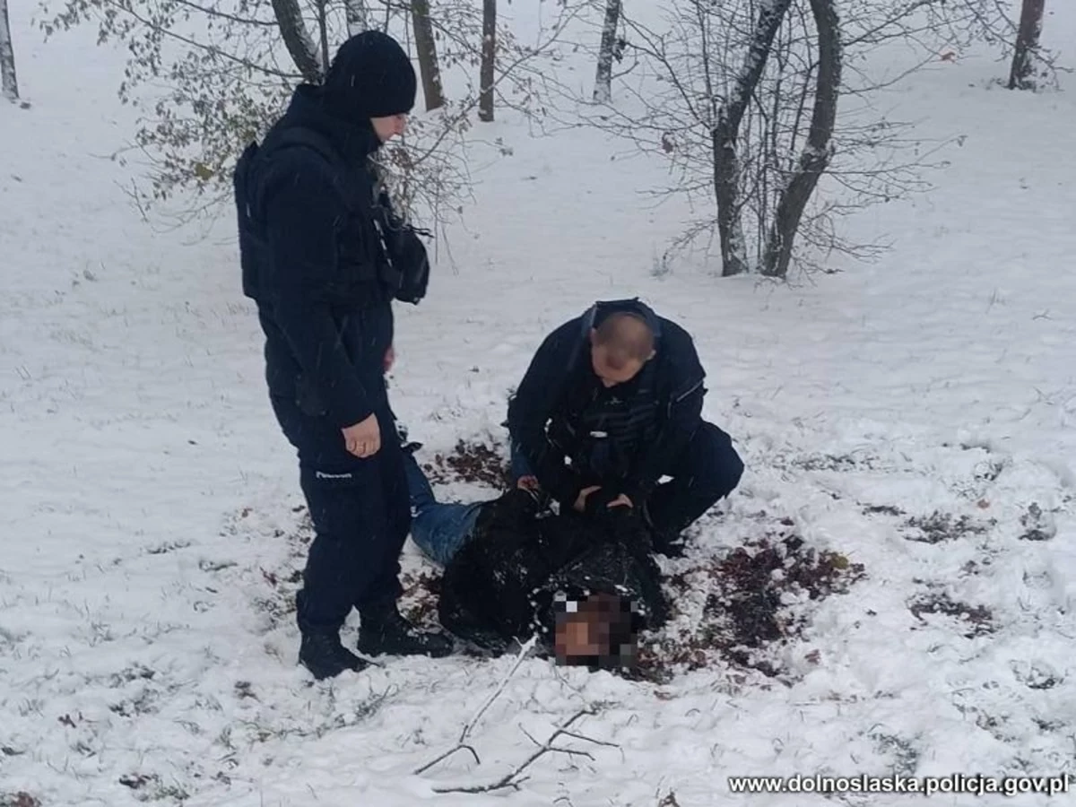 Maksymilian F. trafił do aresztu. W sobotę mężczyzna usłyszał zarzuty usiłowania zabójstwa policjantów we Wrocławiu. Wcześniej był poszukiwany w związku ze strzelaniną, w wyniku której postrzeleni w głowy zostali dwaj funkcjonariusze.