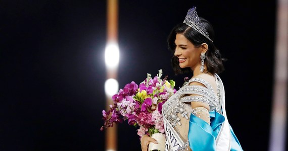 Nowa Miss Universe została oskarżona o zdradę ojczyzny. 23-letnia studentka i modelka Sheynnis Palacios z Nikaragui nie wraca po wygranym konkursie do swojego kraju, gdzie tłumy świętują jej triumf na ulicach, bo władze uznały ją za wroga.