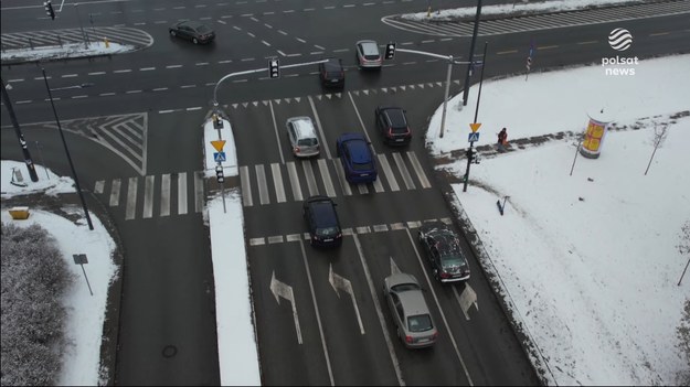 Nowe paliwo od nowego roku.. Zniknie popularna "95-tka" z symbolem E5. W to miejsce pojawi się E10. Ma być "bardziej eko", ale kierowcy starszych aut mają obawy.  Wiele samochodów nie jest przystosowanych do nowej benzyny.Materiał dla "Wydarzeń" przygotował Cyprian Jopek.