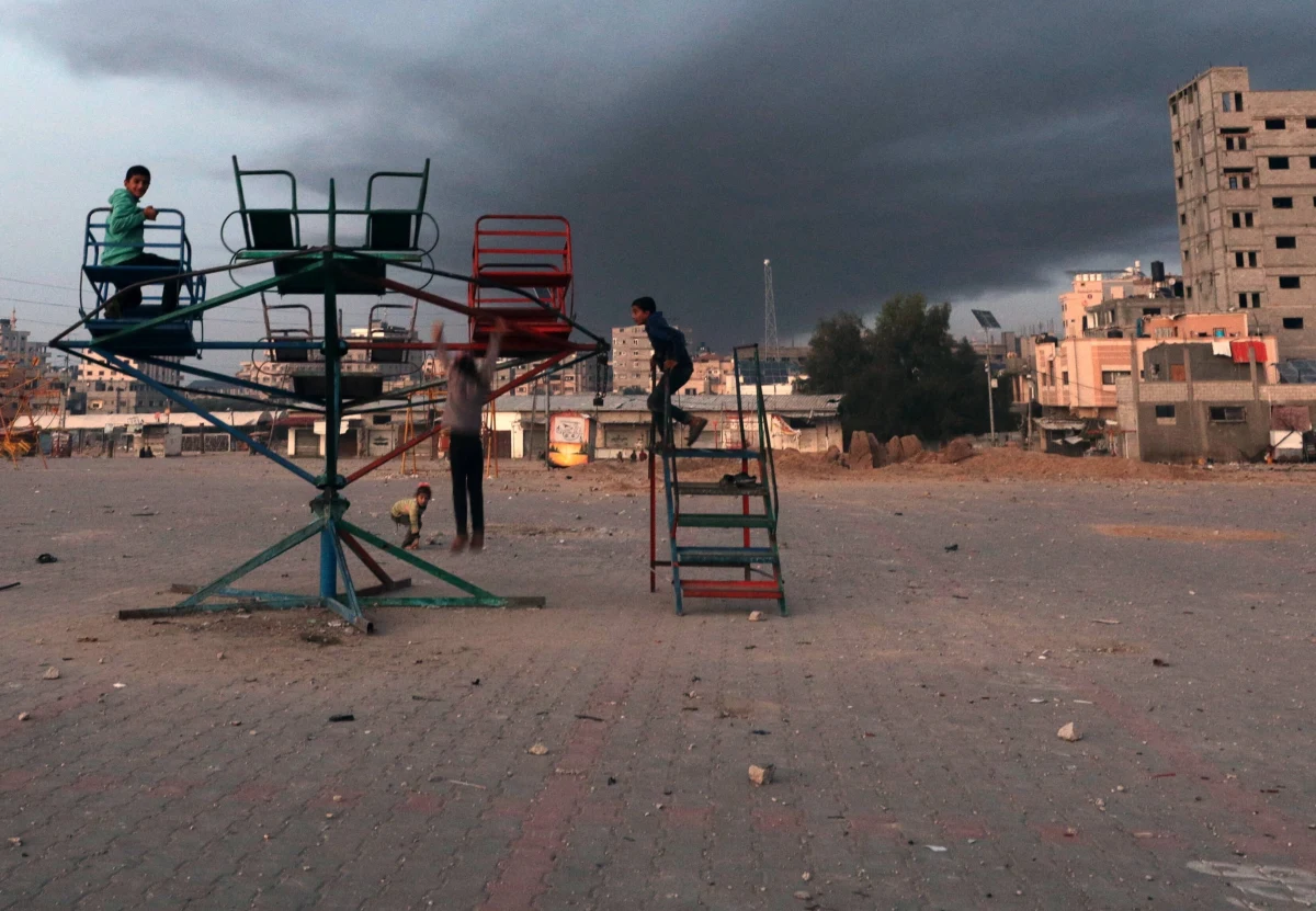 Izraelskie media podały, że wojsko rozpoczęło działania na południu Strefy Gazy, wkraczając na obszar na wschód od Chan Junis - poinformowała agencja dpa. W rejonie miast Chan Junis i Rafah doszło do ciężkiego ostrzału, a wojsko nakazało ludności cywilnej opuszczenie kolejnych pięciu obszarów.