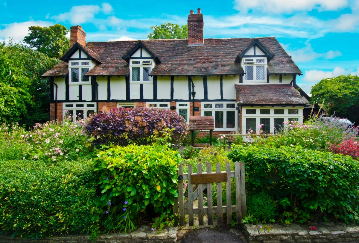 Pocisk z działa okrętowego latami był ozdobą w ogrodzie domu w Wielkiej Brytanii. Gospodarz lubił nawet czyścić narzędzia, szorując je i ostukując o niewybuch. Że nie jest to tylko łuska, ale pocisk okazało się dopiero, gdy przyglądnęli mu się saperzy. Właściciele domu żałują, że ich ulubiona ozdoba wyleciała w powietrze na poligonie. 
