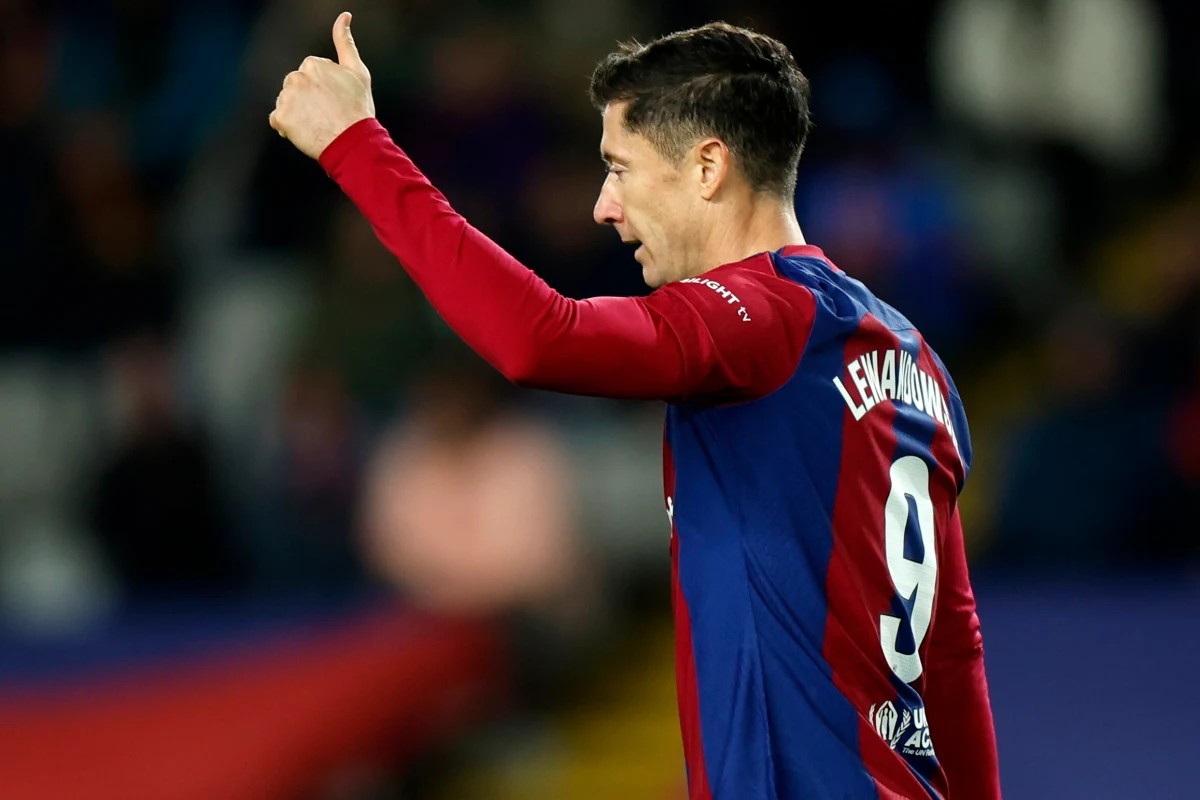 Barcelona, w której barwach cały mecz rozegrał Robert Lewandowski, pokonała u siebie Atletico Madryt 1:0 w 15. kolejce hiszpańskiej ekstraklasy piłkarskiej. Dzięki temu awansowała na trzecie miejsce w tabeli.