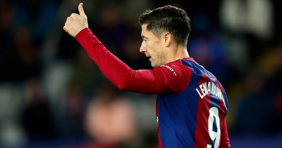 Barcelona, w której barwach cały mecz rozegrał Robert Lewandowski, pokonała u siebie Atletico Madryt 1:0 w 15. kolejce hiszpańskiej ekstraklasy piłkarskiej. Dzięki temu awansowała na trzecie miejsce w tabeli.