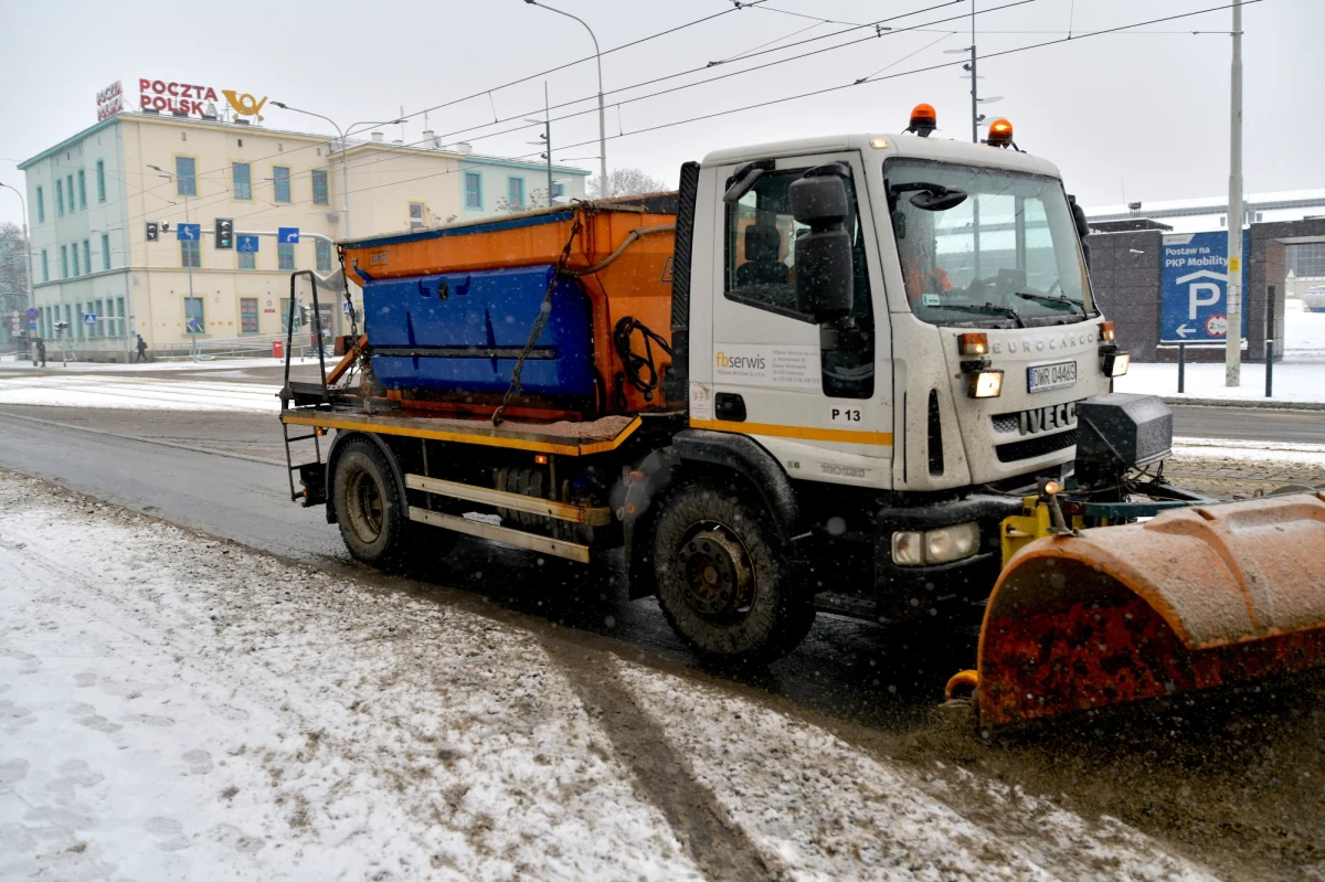 W poniedziałek niemal w całej Polsce prognozowana jest ujemna temperatura. Jedynie nad samym morzem w najcieplejszym momencie dnia termometry wskażą do 1 stopnia na plusie. Na północy i wschodzie słabo popada śnieg.